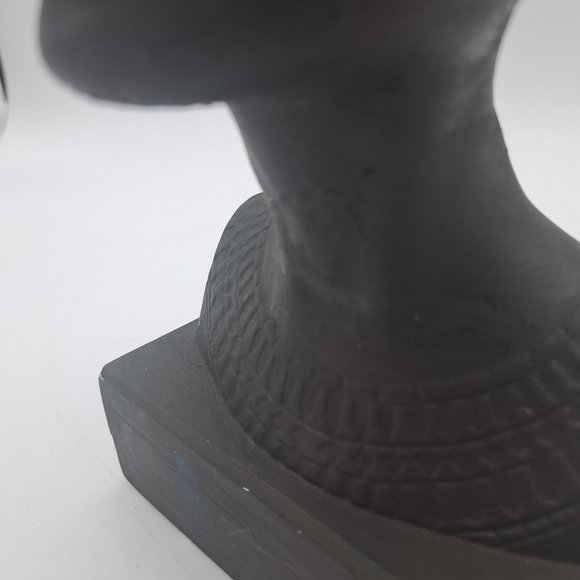 Plaster Bust of Egyptian Queen Nefertiti - Picture 8 of 11